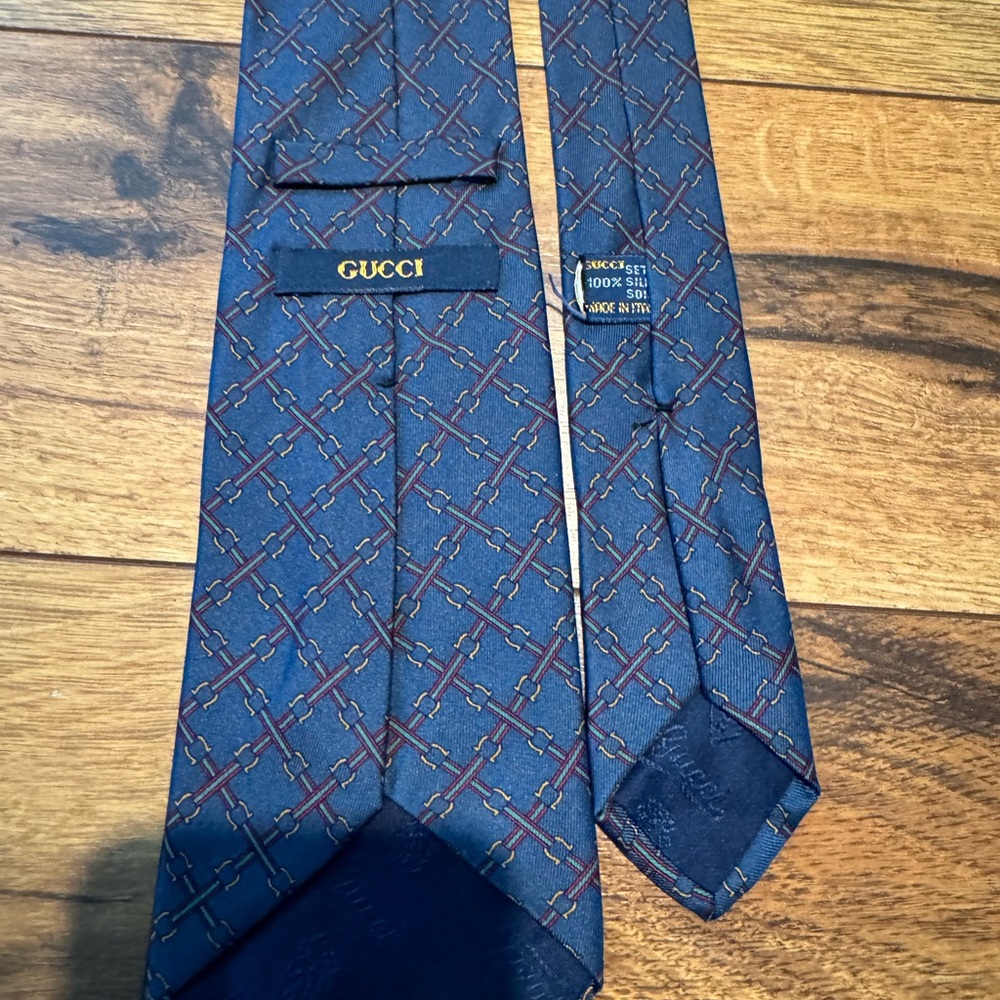 Elegant vintage Gucci Blue and Red Patterned Tie - Picture 3 of 3